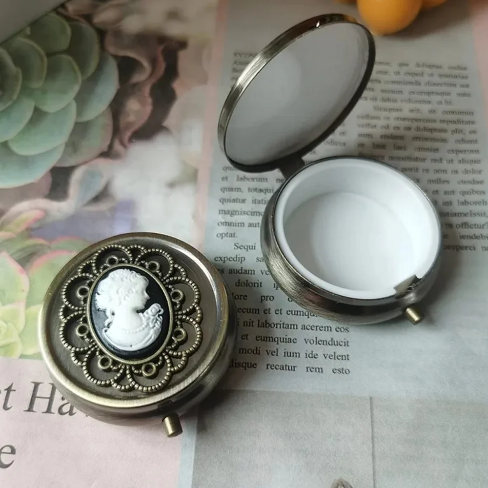 🐎NEW! Vintage Style Cameo Pill Box - Picture 2 of 4